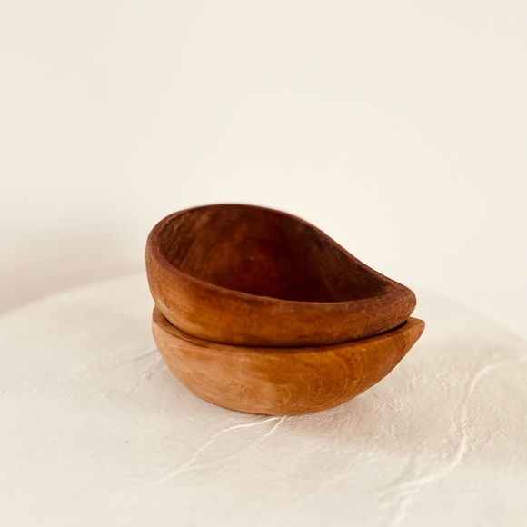 2 VINTAGE‎ ACACIA WOOD DROP/ACORN- SHAPED SALAD BOWLS ENGRAVED BLAZING SADDLES - Picture 1 of 9